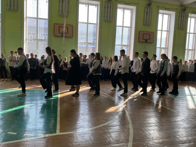 Традиционный смотр песни и строя.