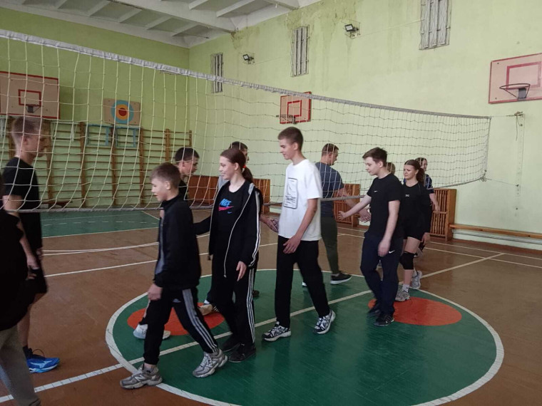 товарищеский матч по волейболу среди родителей и учащихся школы.